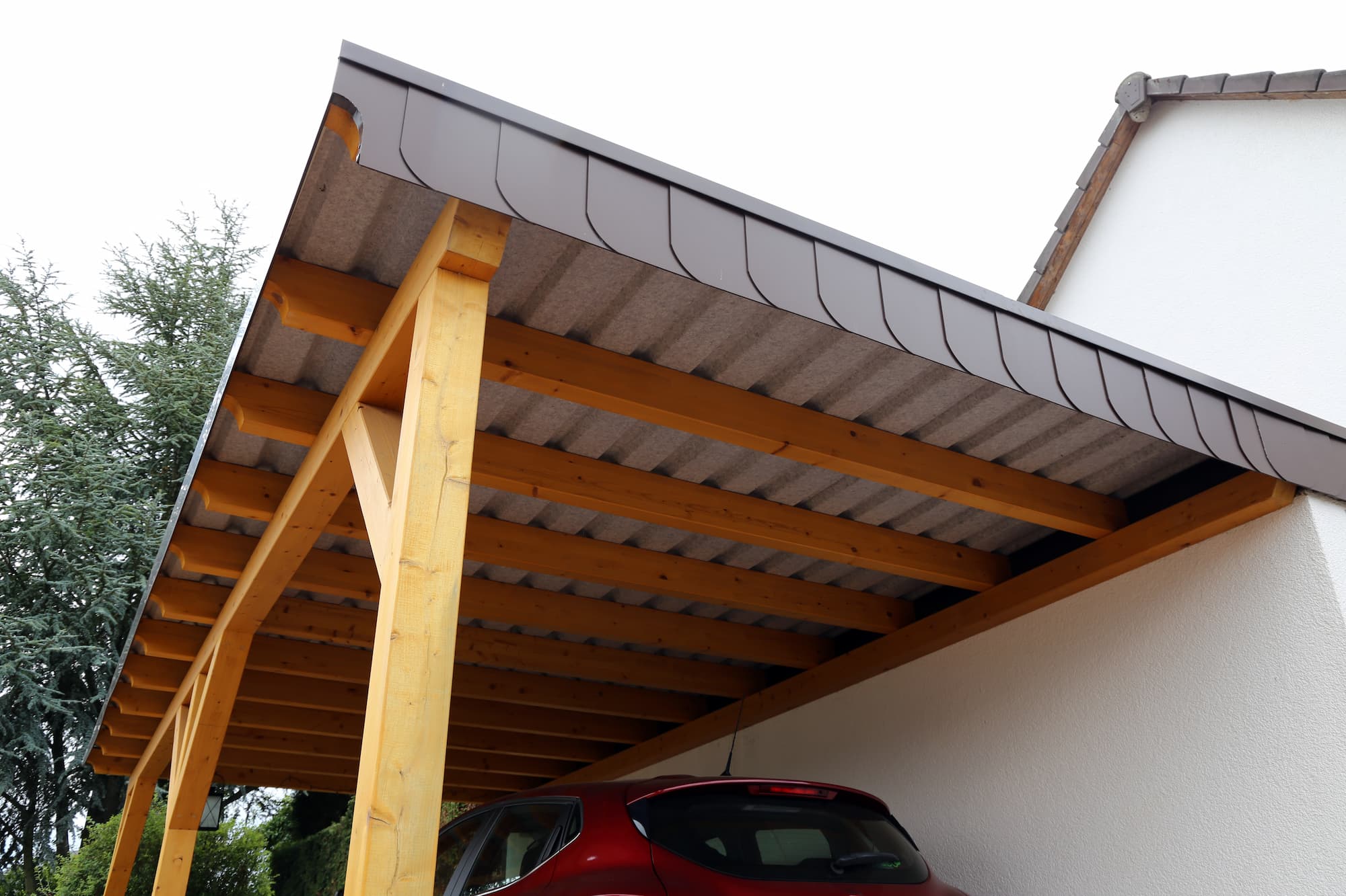 Comment choisir entre carport alu, bois ou mixte quand on cherche robustesse et facilit&eacute; d&rsquo;entretien ? Pfastatt