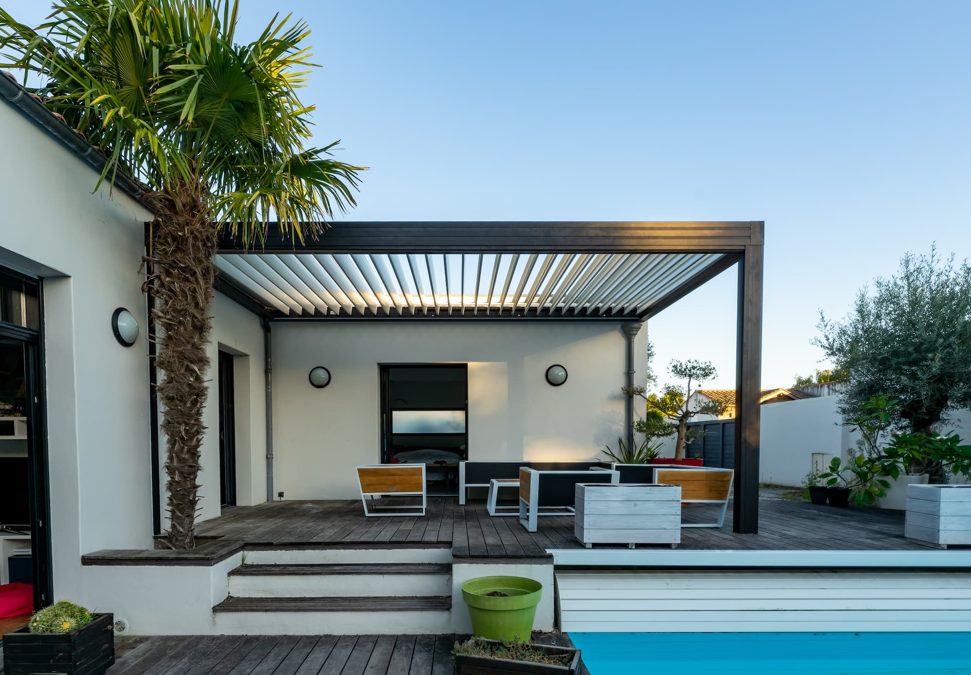 Faut-il motoriser sa pergola bioclimatique pour un meilleur confort de vie au quotidien ? Kingersheim